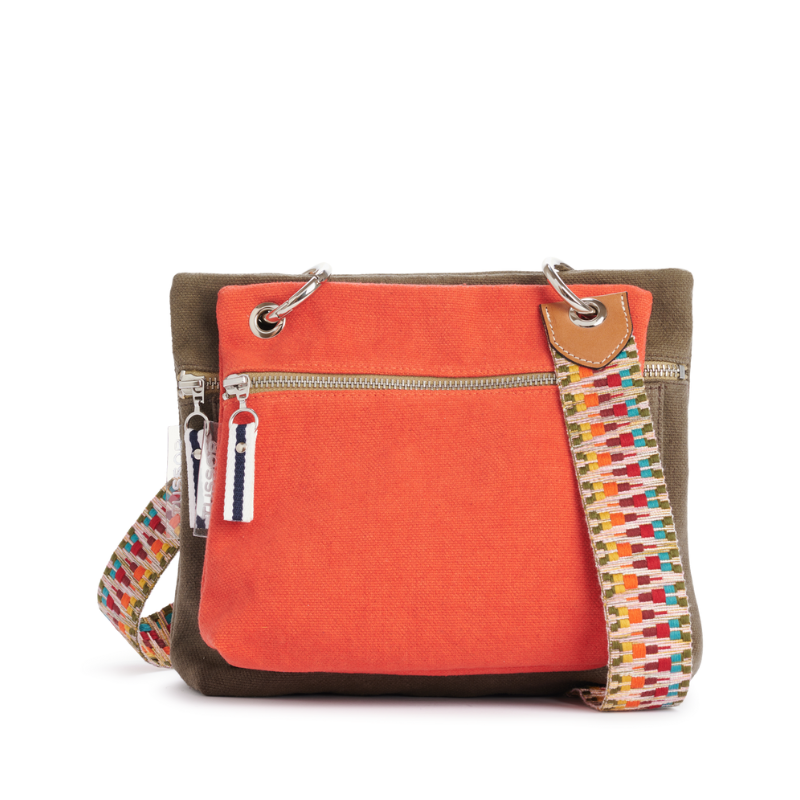 pochette yole en coton corail accrochee à un equipier taupe et à une sangle pachamama par des mousquetons