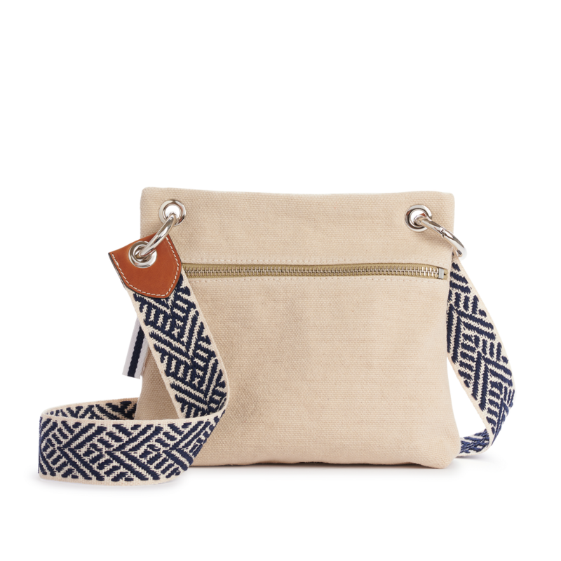 pochette yole en coton grege accrochee à une sangle entrecroisée marine