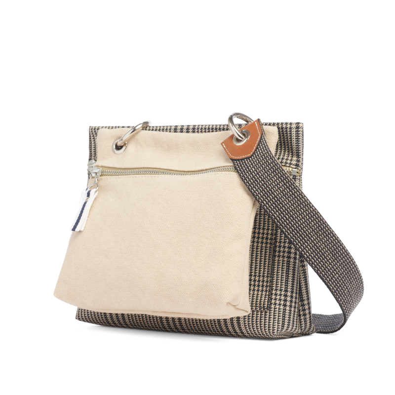 pochette yole en coton grege accrochee à un equipier polyester prince de Galles et sa sangle grisee