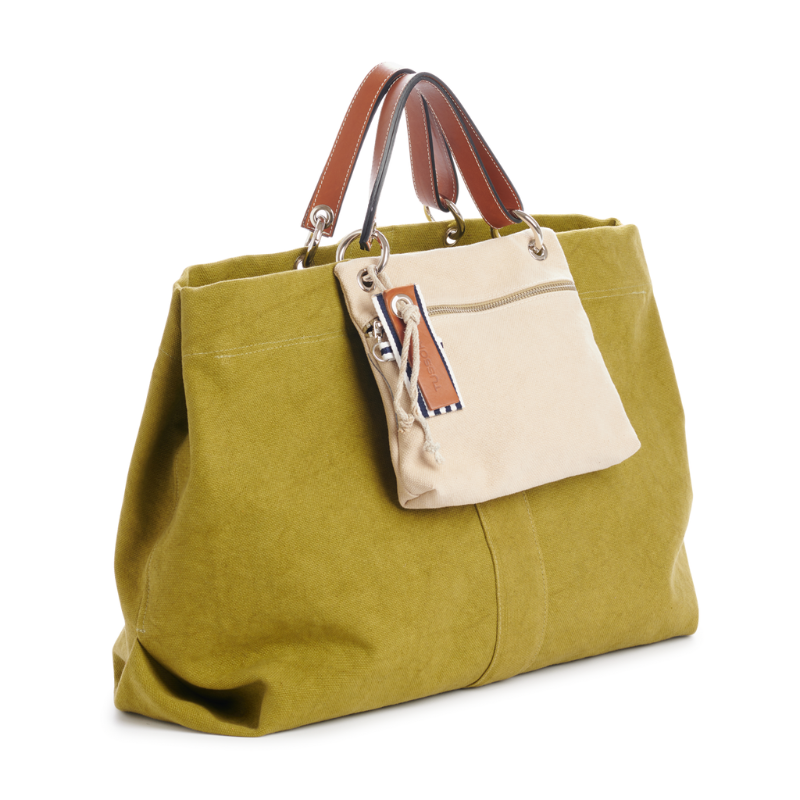 pochette yole en coton grege accrochee à un sac large olive