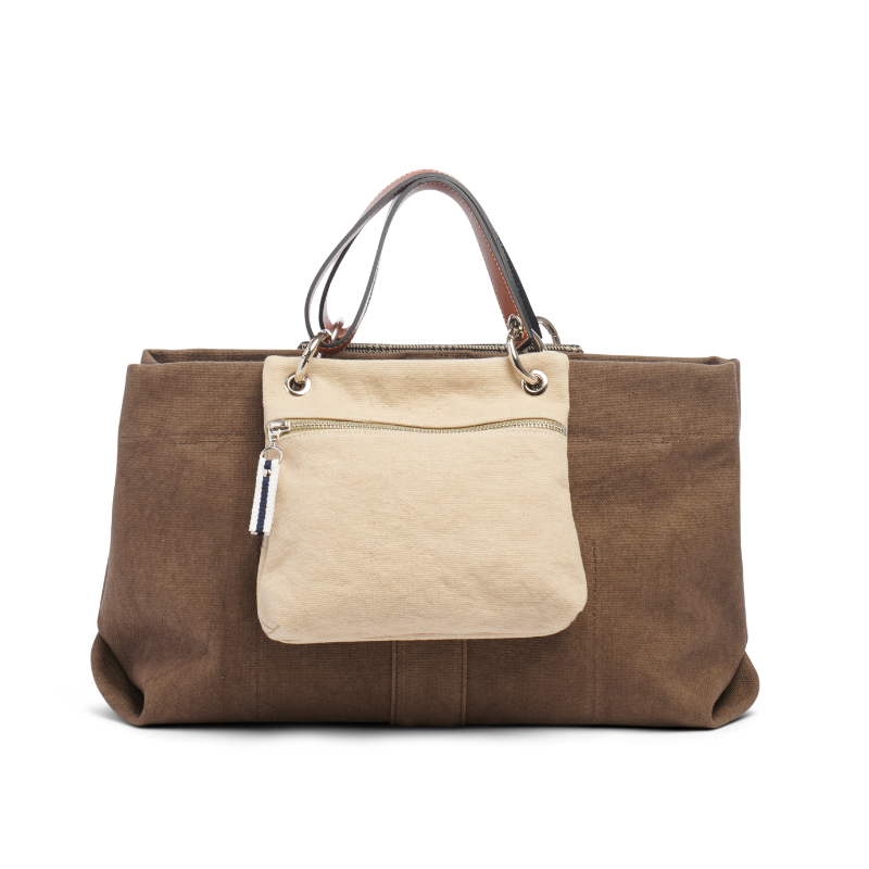 pochette yole en coton grege accrochee à un sac medium taupe