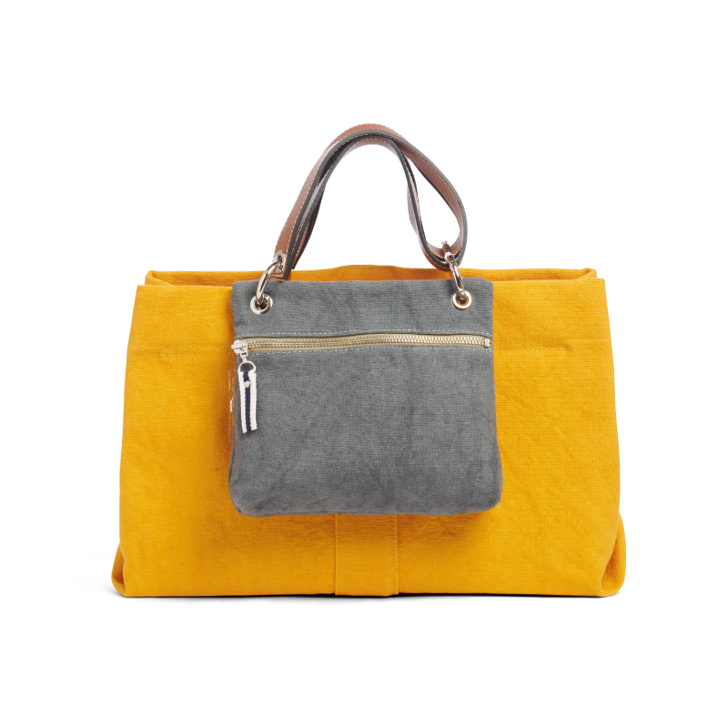 pochette yole en coton gris accrochée sur un sac canotage medium jaune