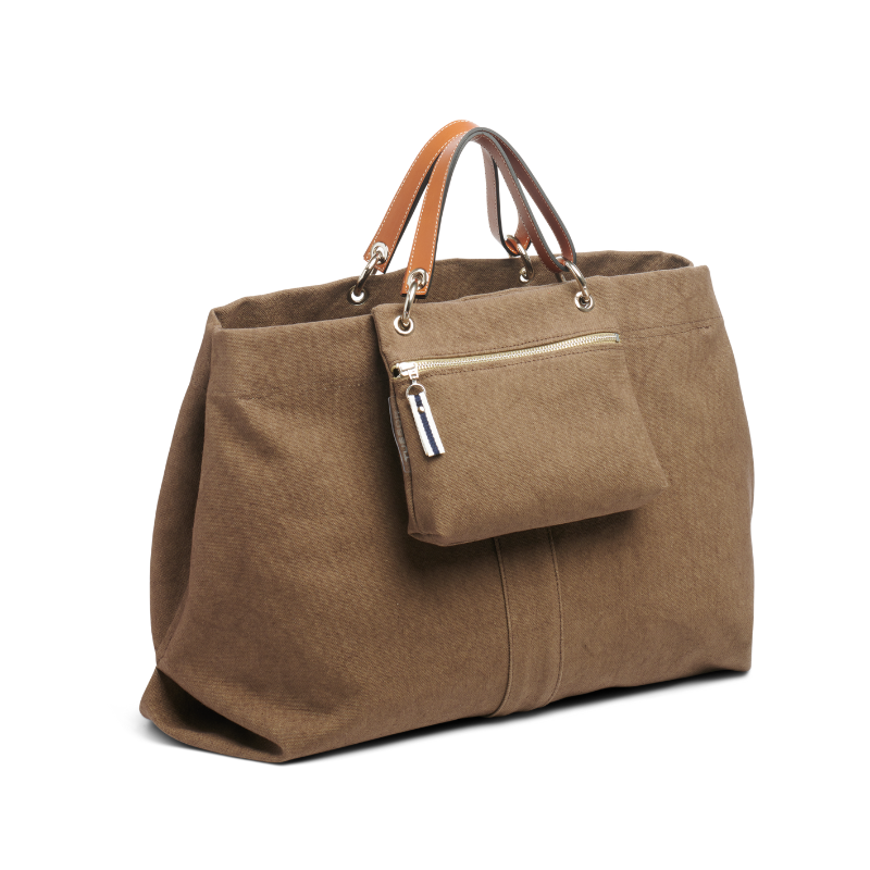 pochette yole en coton taupe accrochée sur un sac canotage large taupe