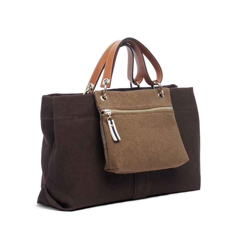 pochette yole en coton taupe accrochée sur un sac canotage medium chocolat