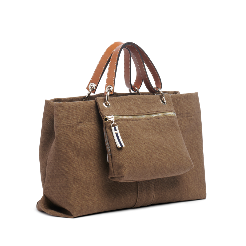 pochette yole en coton taupe accrochée sur un sac canotage medium taupe