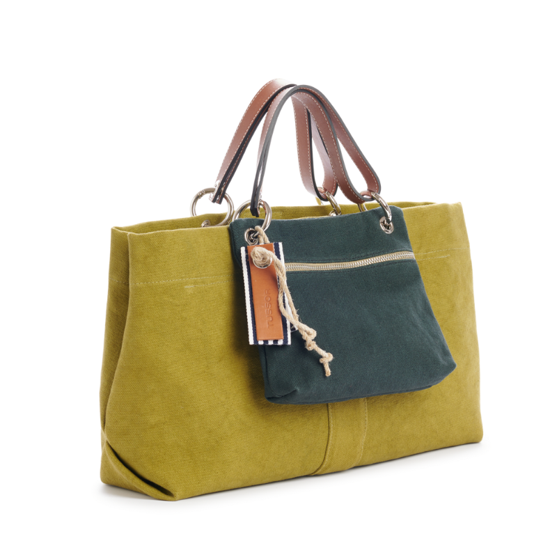 pochette yole en coton vert foret accrochée sur un sac canotage medium olive