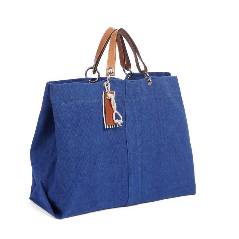 sac modulable en coton bleu roi, pour le week-end, avec des anses en cuir naturel et sa pochette en coton chocolat