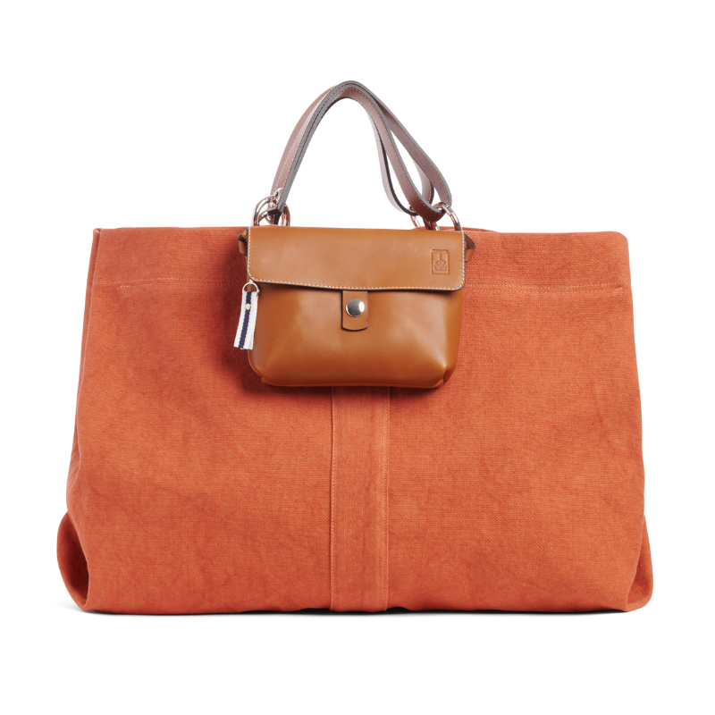 grand sac modulable en coton brique, pour le week-end, avec des anses en cuir naturel et une pochette mobile en cuir assorti