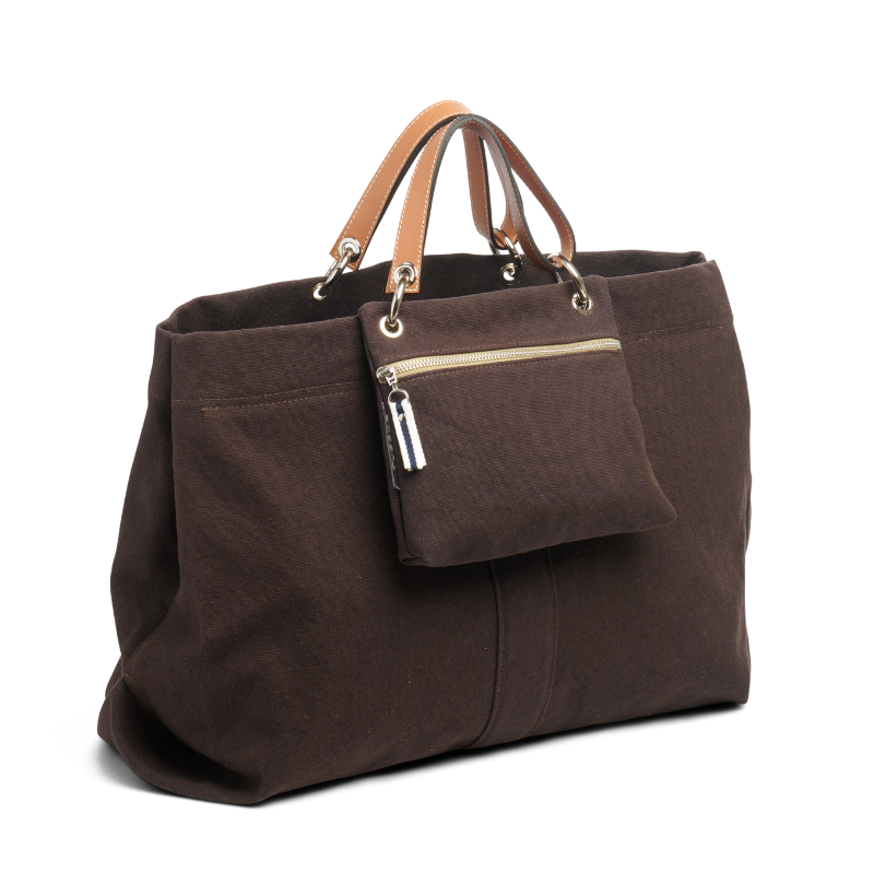 sac modulable en coton chocolat, pour le week-end, avec des anses en cuir naturel et sa pochette en coton chocolat