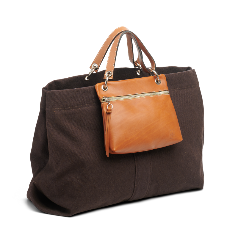 sac modulable en coton chocolat, pour le week-end, avec des anses en cuir naturel et sa pochette yole en cuir naturel