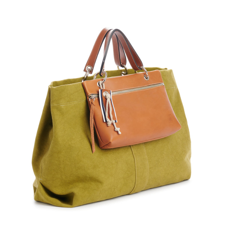 grand sac modulable en coton olive, pour le week-end, avec des anses en cuir naturel et sa pochette equipier en cuir naturel