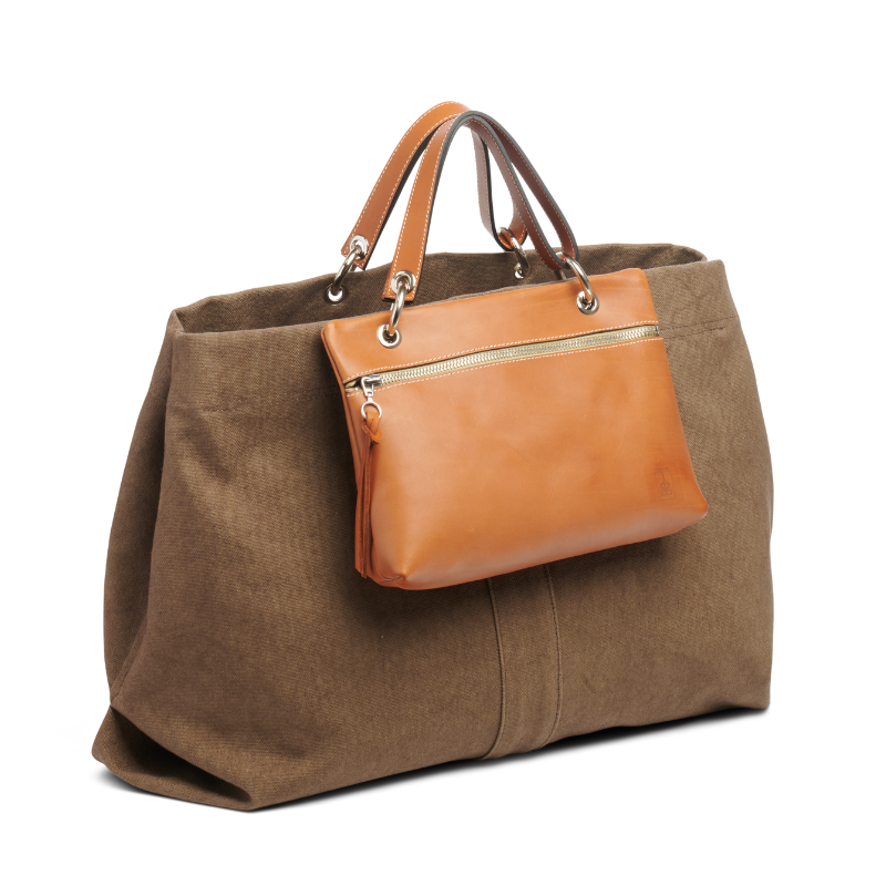 grand sac modulable en coton taupe, pour le week-end, avec des anses en cuir naturel et sa pochette equipier taupe
