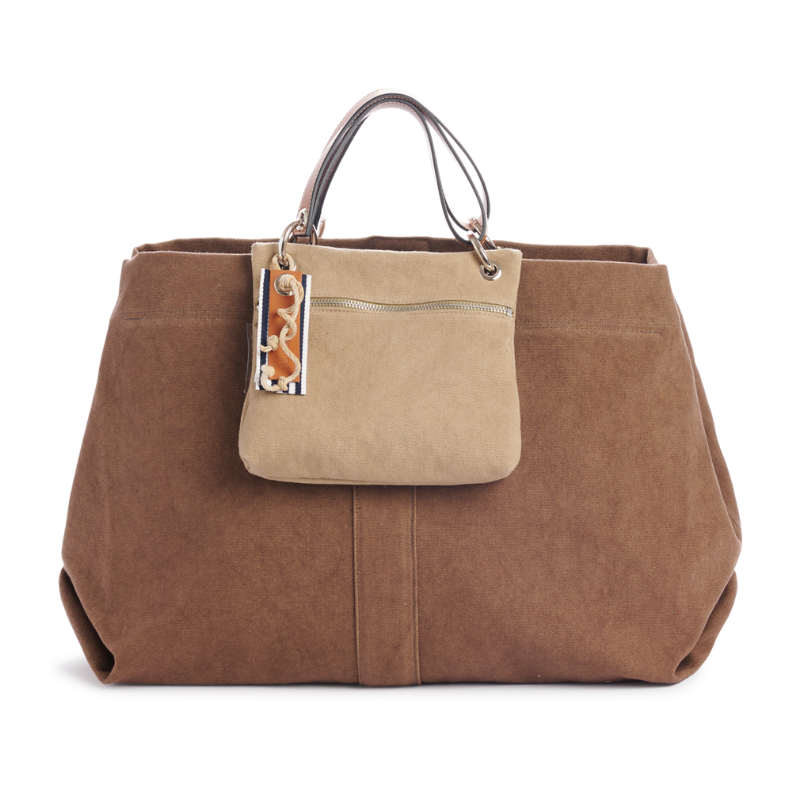 grand sac modulable en coton terre, pour le week-end, avec des anses en cuir naturel et sa pochette yole sable