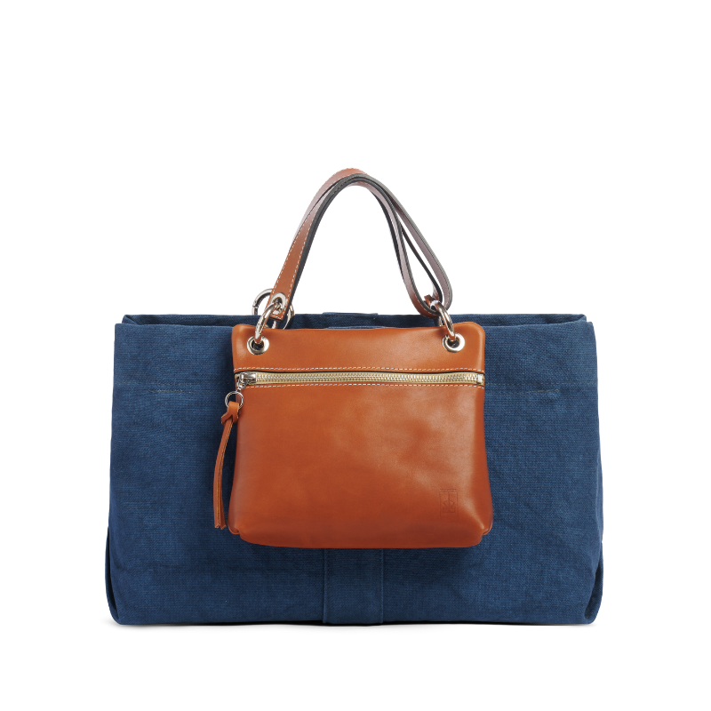 sac de ville modulable en coton bleu canard avec ses anses en cuir gold et sa pochette mobile corail
