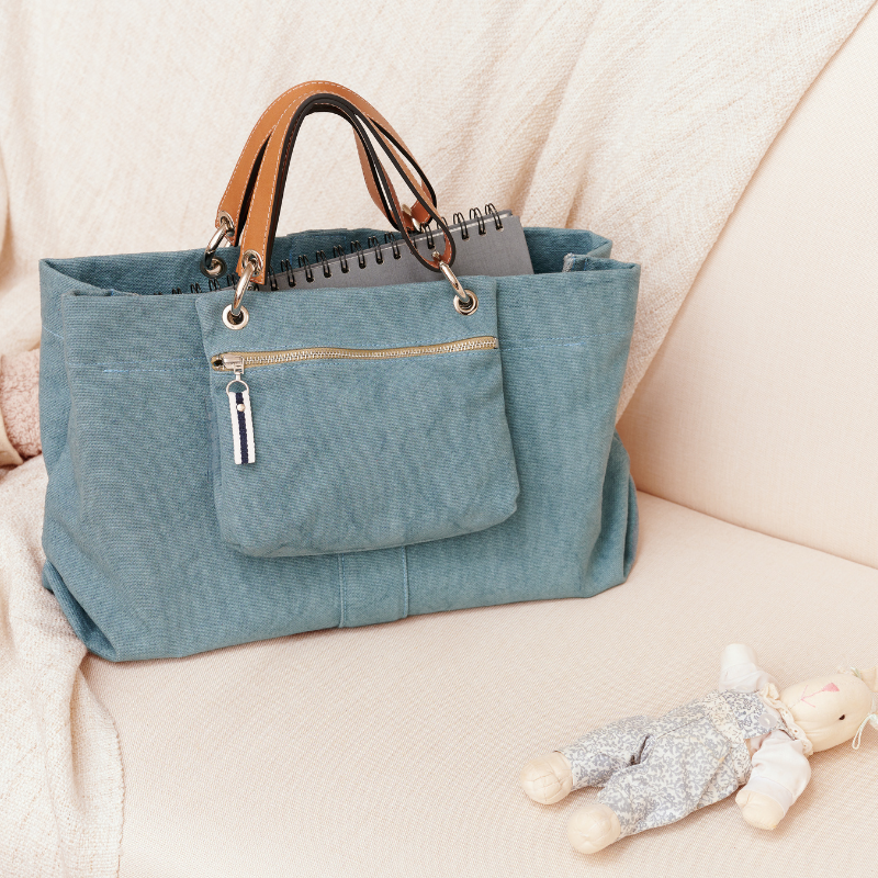 sac de ville modulable en coton bleu français avec des anses en cuir naturel et ses pochettes yole en cuir gold et en coton bleu canard