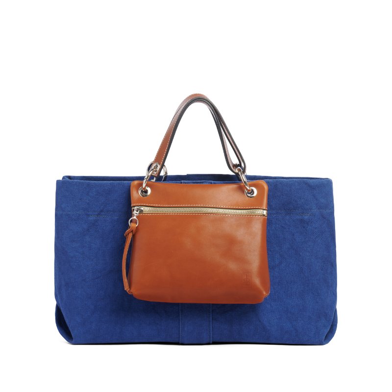 sac de ville modulable en coton bleu roi avec des anses en cuir naturel et sa pochette yole cuir gold