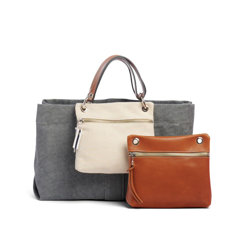 sac de ville modulable en coton gris avec des anses en cuir naturel et ses pochettes yole écrue et cuir gold