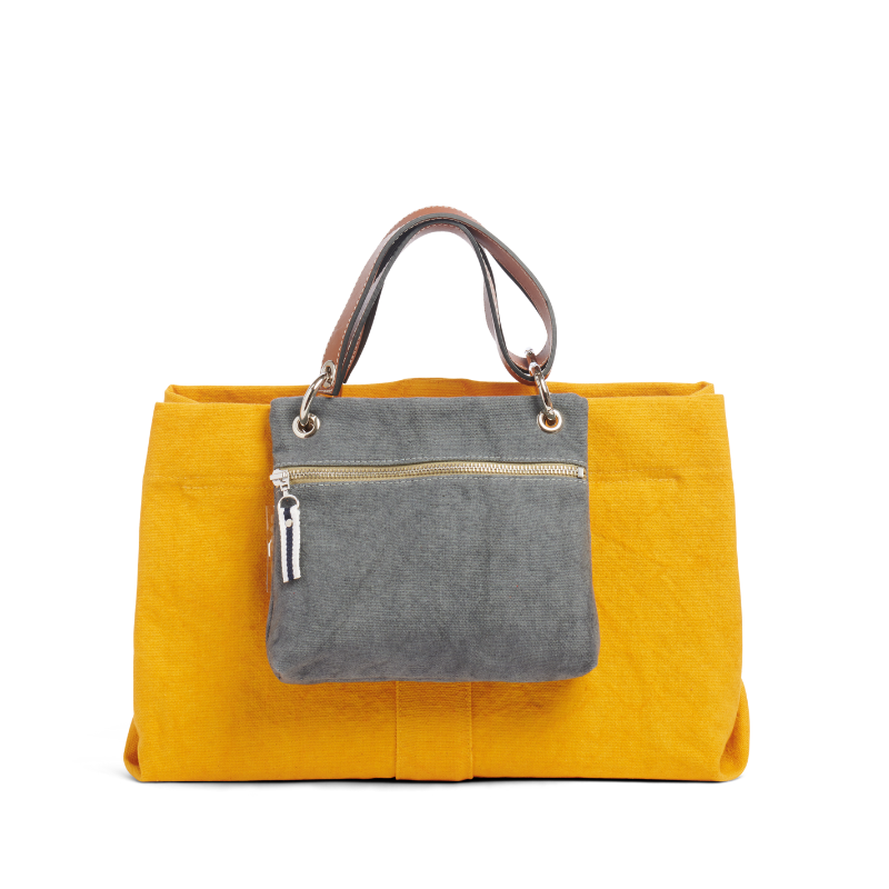 sac de ville modulable en coton jaune avec des anses en cuir naturel et sa pochette yole grise
