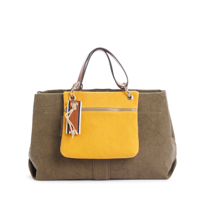 sac de ville modulable en coton kaki avec des anses en cuir naturel et sa pochette yole jaune