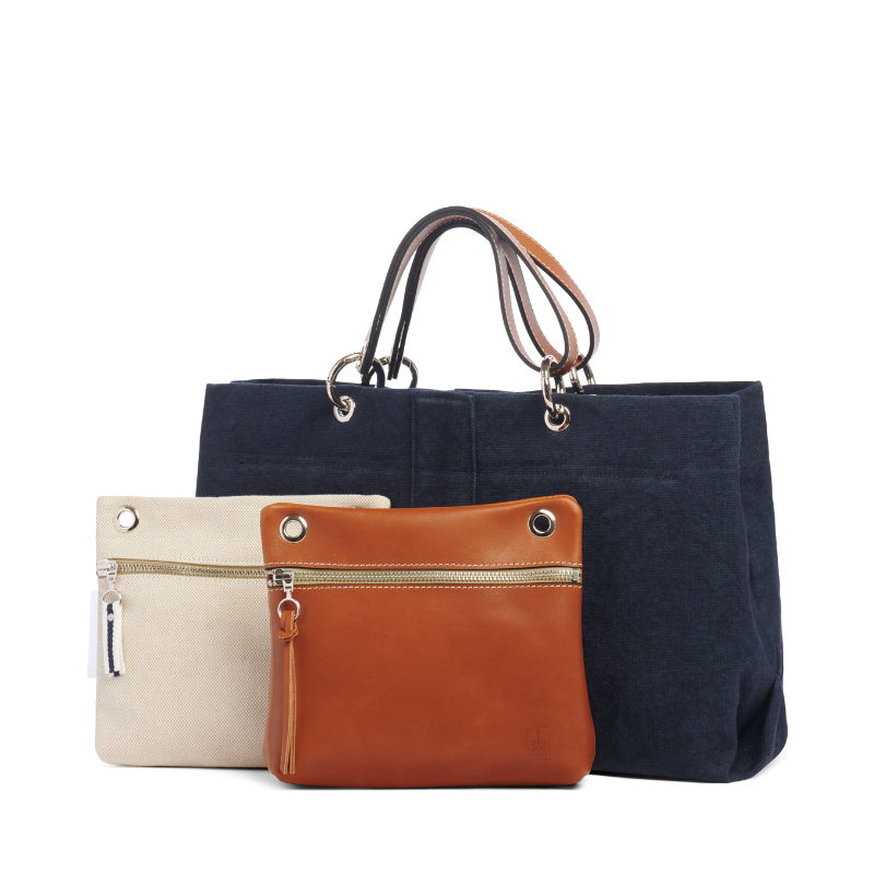 sac de ville modulable en coton marine avec des anses en cuir naturel et ses pochettes écrue et cuir gold