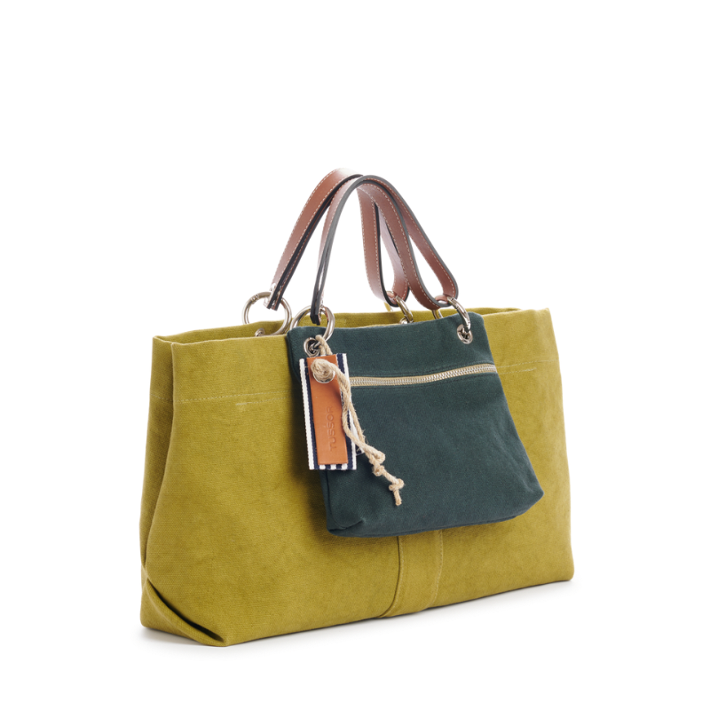 sac de ville modulable en coton olive et ses anses en cuir naturel et sa yole verte pour une femme architecte