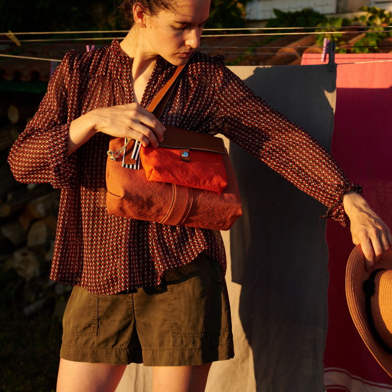 sac de ville modulable en coton brique avec des anses en cuir naturel et sa mobile corail